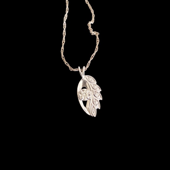Cute Dainty Leaf Necklace - Picture 3 of 6